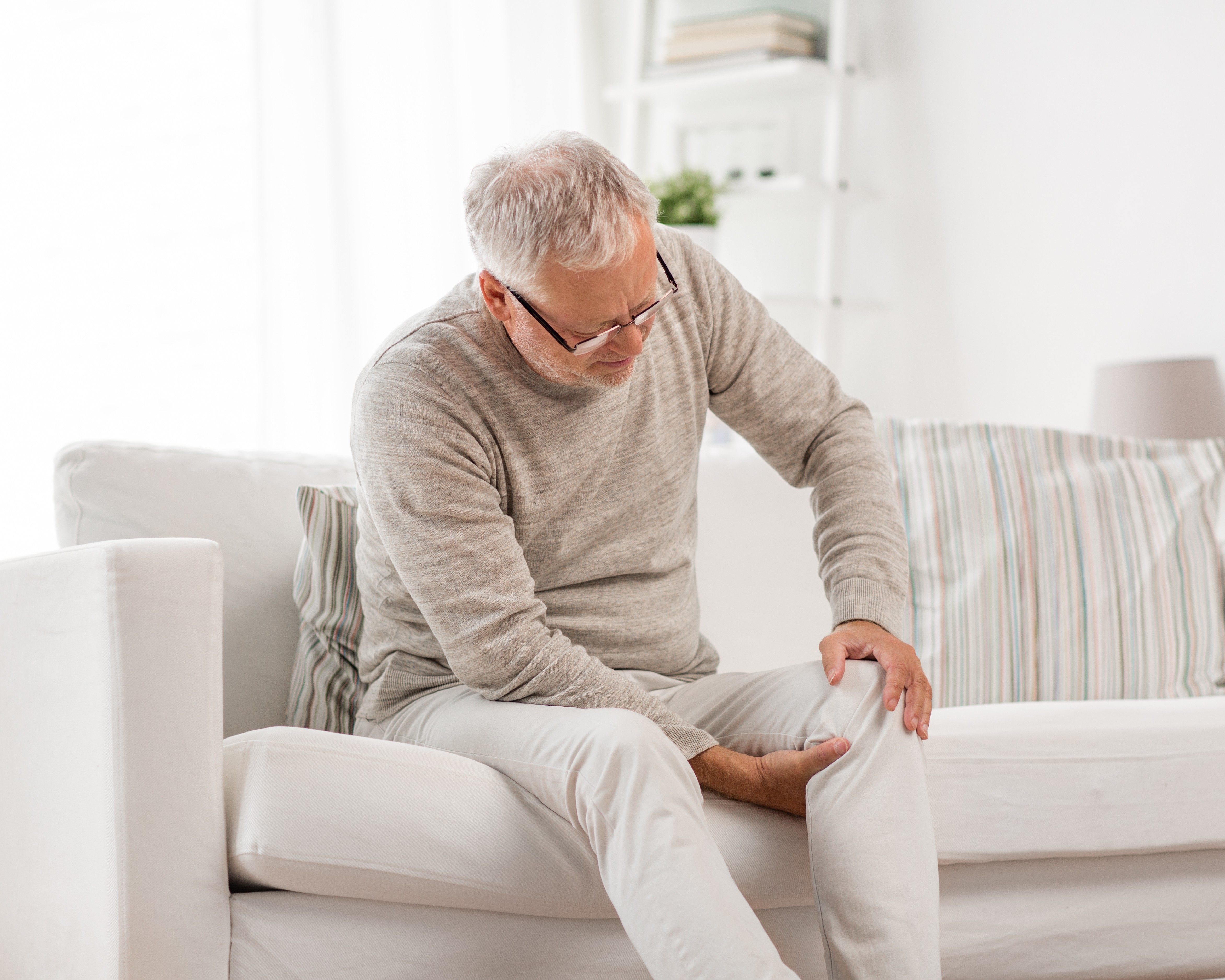 Knee Pain in Older Adults: Tips for Maintaining Joint Health 1 Knee Pain in Older Adults: Tips for Maintaining Joint Health