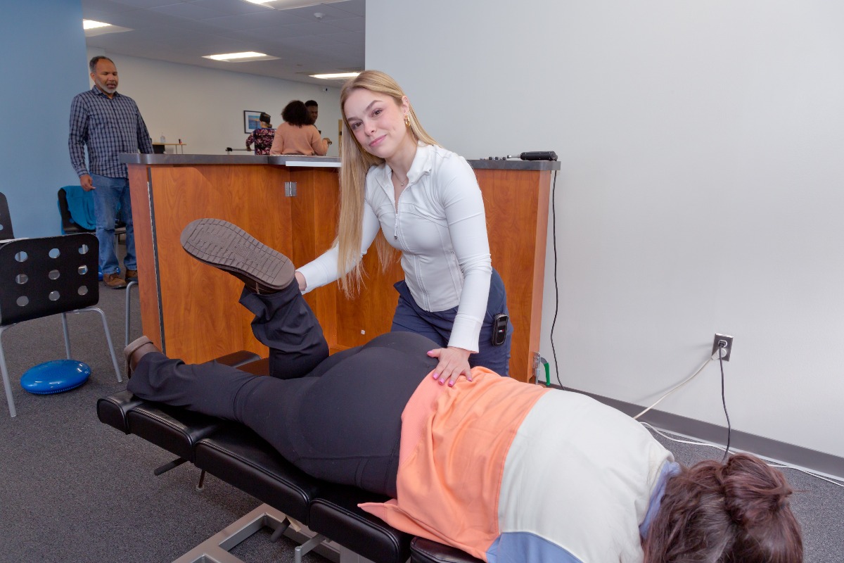 Sharp, Shooting Leg Pain vs. Dull Ache: What the Difference Means 1 Sharp, Shooting Leg Pain vs. Dull Ache: What the Difference Means