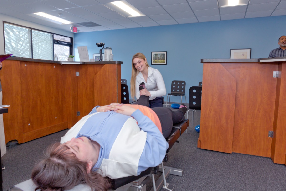 Sharp, Shooting Leg Pain vs. Dull Ache: What the Difference Means 2 Sharp, Shooting Leg Pain vs. Dull Ache: What the Difference Means