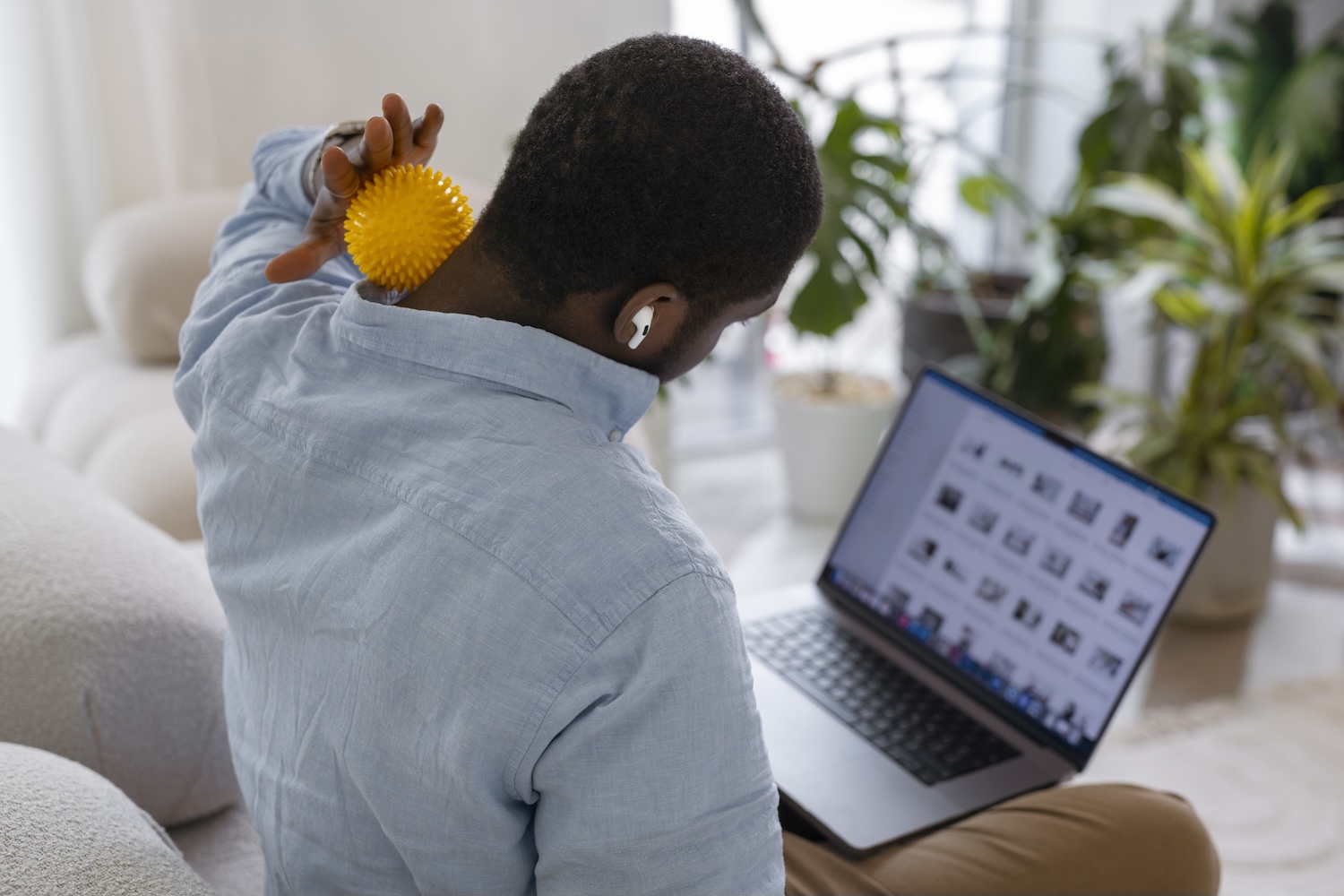 How Desk Jobs Are Quietly Ruining Posture (And What to Do About It) 2 How Desk Jobs Are Quietly Ruining Posture (And What to Do About It)