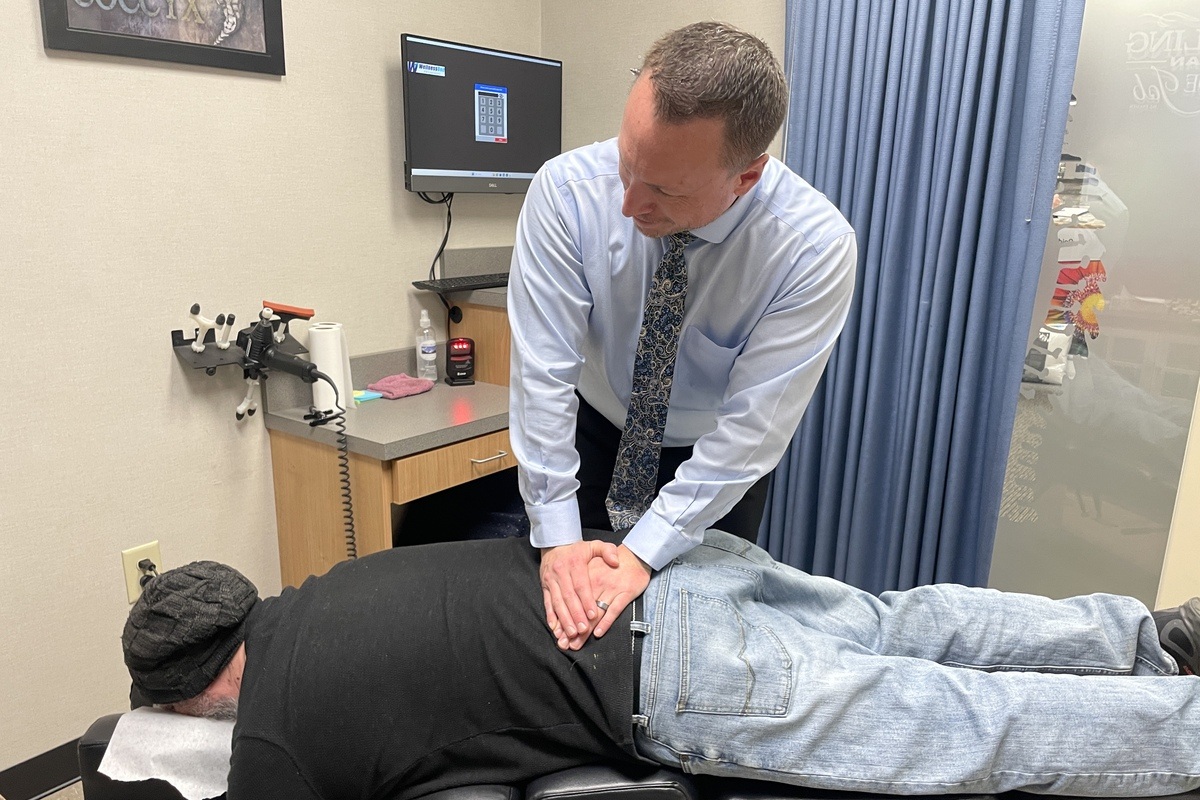Chiropractic vs. Traditional Medicine: Which is Better for Back Pain? 1 Chiropractic vs. Traditional Medicine: Which is Better for Back Pain?